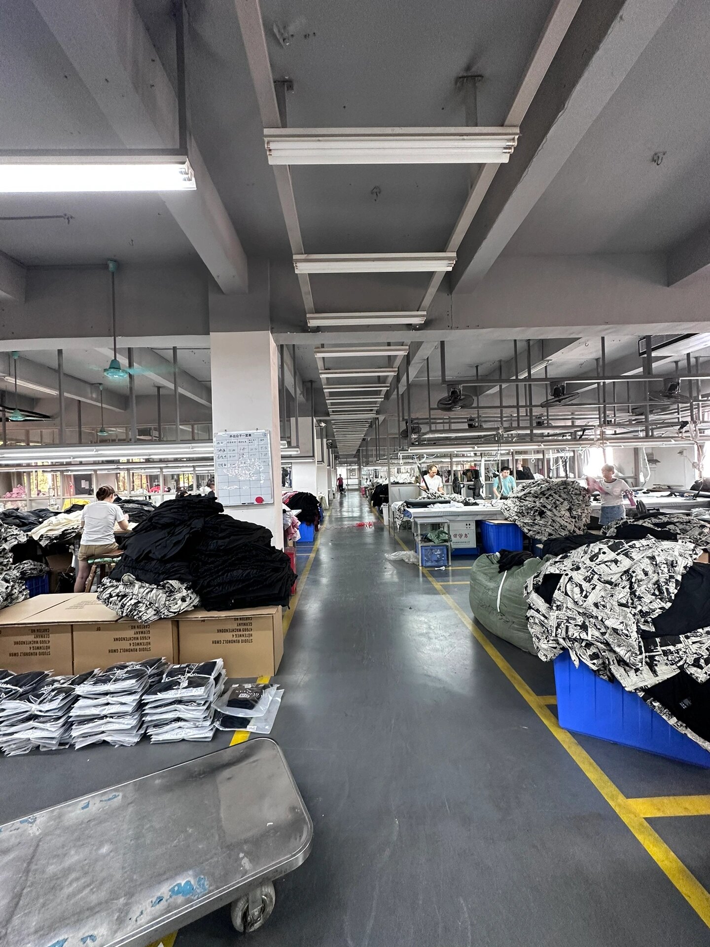 服裝工廠實拍 從源頭定制，100件起訂助力零售創(chuàng)業(yè)